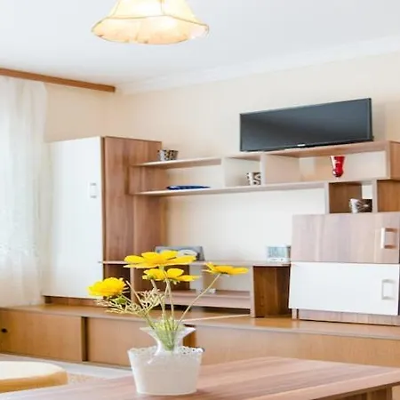 Fidelis - One Bedroom With Terrace And Garden View 1 דירה טרוגיר